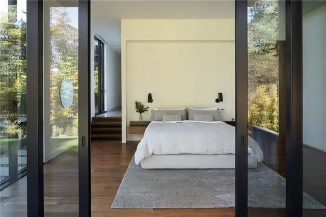 Спальня в доме Glass Link House by Scott-Edwards Architects