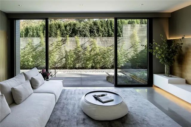 Белый диван в доме Glass Link House by Scott-Edwards Architects