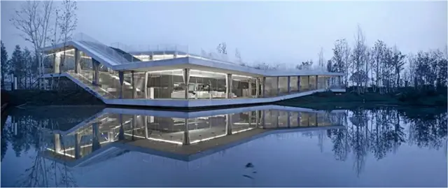 Футуристический клубный дом с прозрачным интерьером