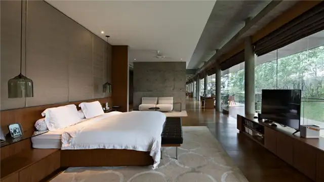 Кровать в супружеской спальне IH Residence andramatin