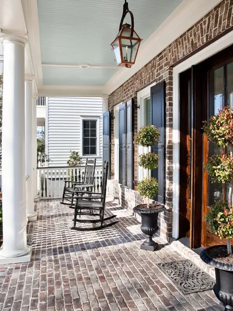 крыльцо с кирпичным полом