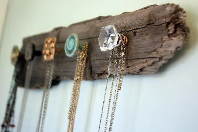 reclaimedwood-necklace-holder