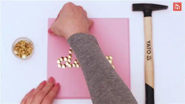 DIY (своими руками) thumbtacks sign (21)