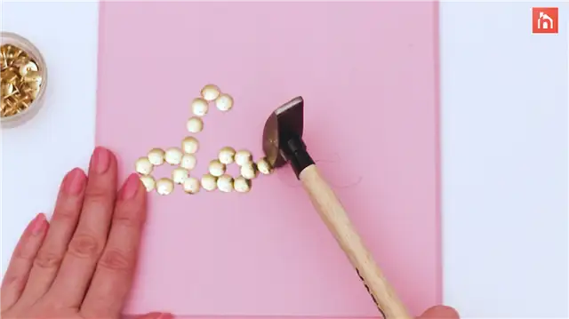 DIY (своими руками) thumbtacks sign (14)