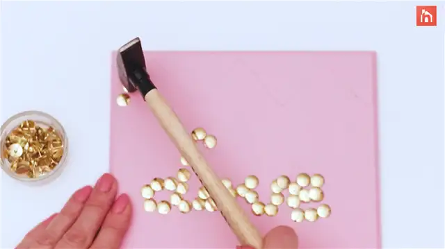 DIY (своими руками) thumbtacks sign (24)