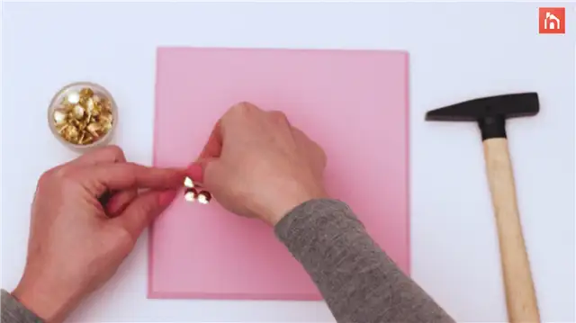 DIY (своими руками) thumbtacks sign (11)