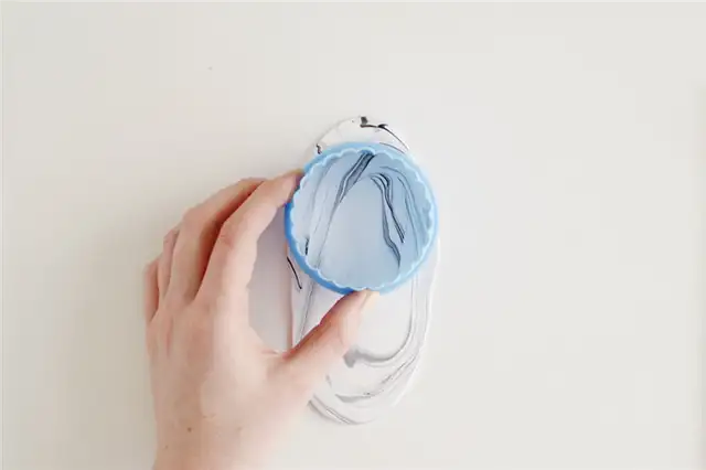 DIY (своими руками)-Marbled-Trinket-Dish-cut-round