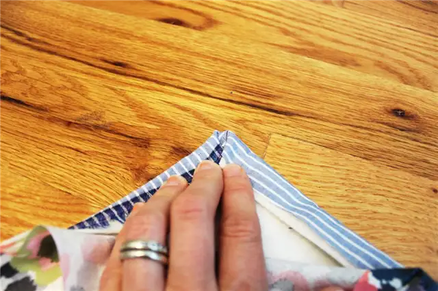 DIY (своими руками) Reversible Summer Quilt-Then fold the two sides in