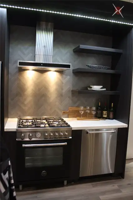 Дизайн кухни Bertazzoni с открытыми полками
