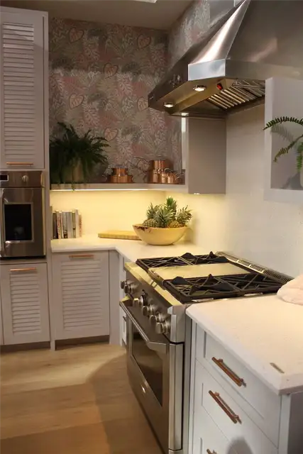 Розоватая зона кухонной плиты с монограммой