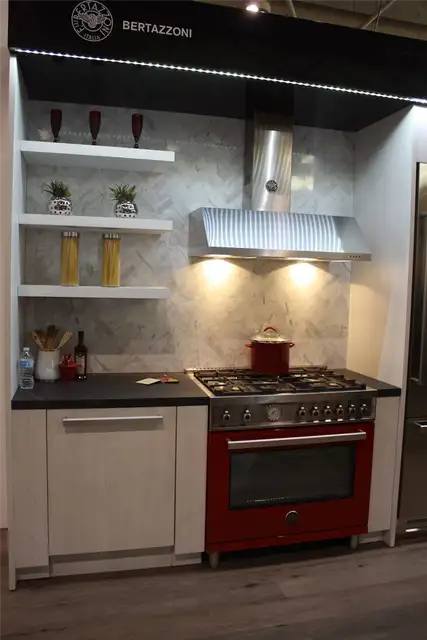 Кухня Bertazzoni с красной плитой