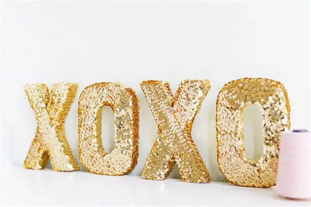 DIY (своими руками) Sequin XOXO Letters Angle