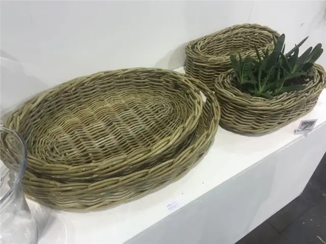 Маленькие плетеные корзины лотки