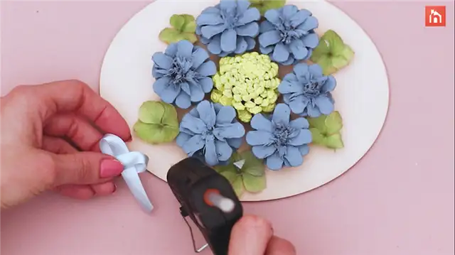 Цветочная картина из сосновых шишек - DIY (своими руками) шаг (30)