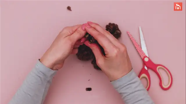 Цветочная картина из сосновых шишек - DIY (своими руками) шаг (5)