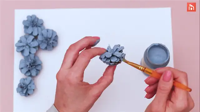 Картинка цветка из сосновой шишки - DIY (своими руками) шаг (12)