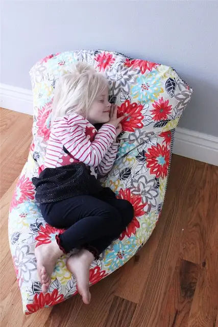 удобное кресло-мешок-diy-beanbag-chair-finished