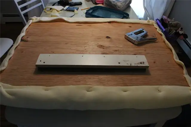 diy-headboad-attach-the-foam