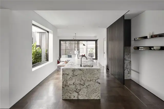 Кухня Shutter House by State of Kin + Mobilia