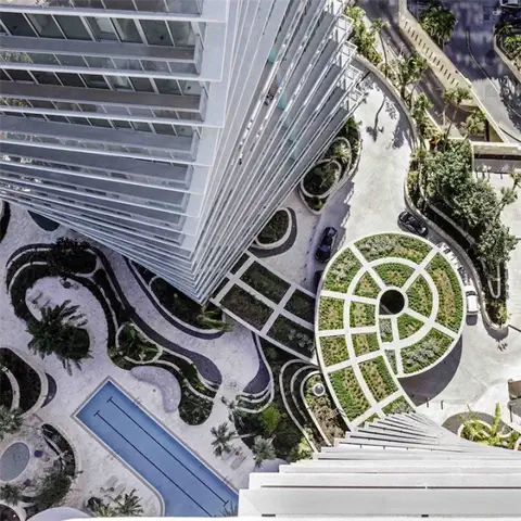 Роща в Grand Bay Re-Greens Heart of Coconut Grove - вверх ногами