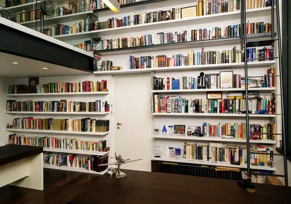 белые стены и книги-идеальный дизайн для любителей