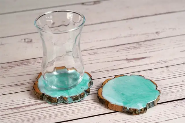DIY (своими руками) смолы древесины ломтиками подставки - ремесло