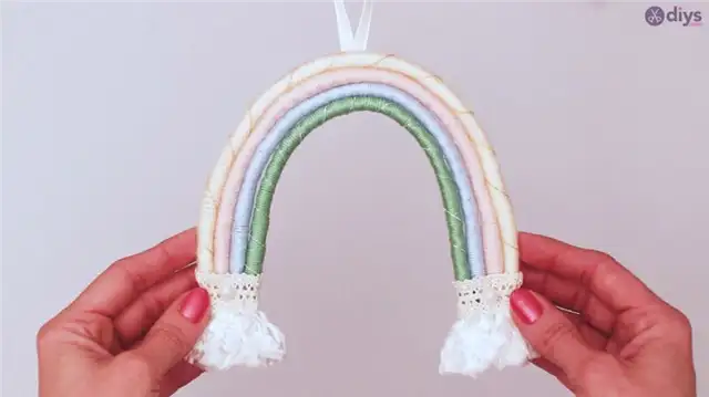 Маленькая радуга из пряжи