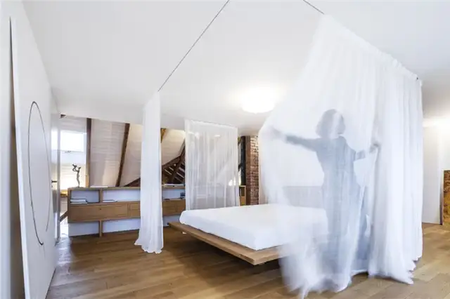 Подвесная кровать в мансарде Attic Apartment Vinohrady by caraa.cz