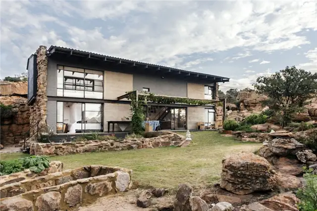 Коттедж Rock от Nadine Engelbrecht Architect вид спереди