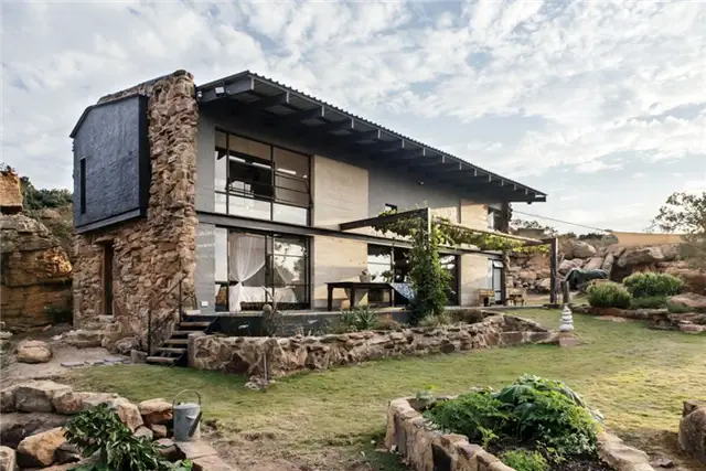 Коттедж Rock от Nadine Engelbrecht Architect