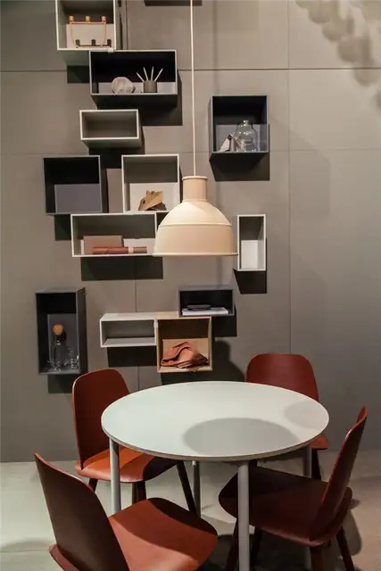 Полки с коробками под высоким потолком для хранения книг
