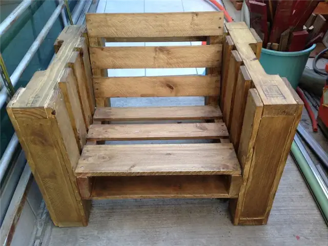 Деревянный стул из поддонов DIY (своими руками)