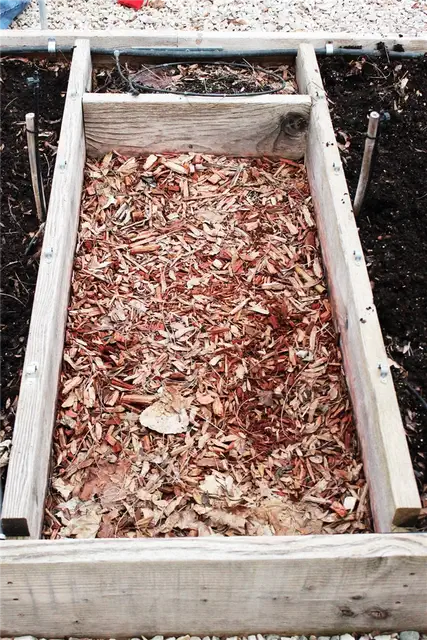 Raised Garden Box - наружные винты были использованы в качестве более дешевого варианта