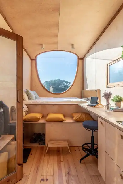 Ursa Tiny on Wheels House in portugal by Madeiguincho - спальная зона с письменным столом