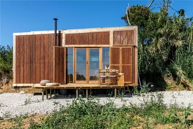 Ursa Tiny on Wheels House in portugal by Madeiguincho - стеклянные двери