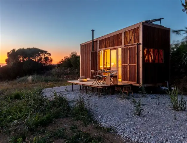 Ursa Tiny on Wheels House in portugal by Madeiguincho - небольшой внутренний дворик