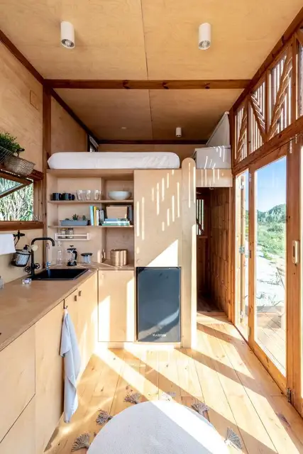 Ursa Tiny on Wheels House in portugal by Madeiguincho - интерьер