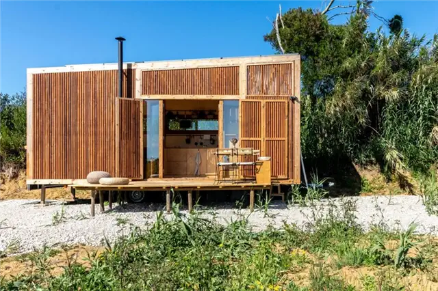 Ursa Tiny on Wheels House in portugal by Madeiguincho - открытые двери