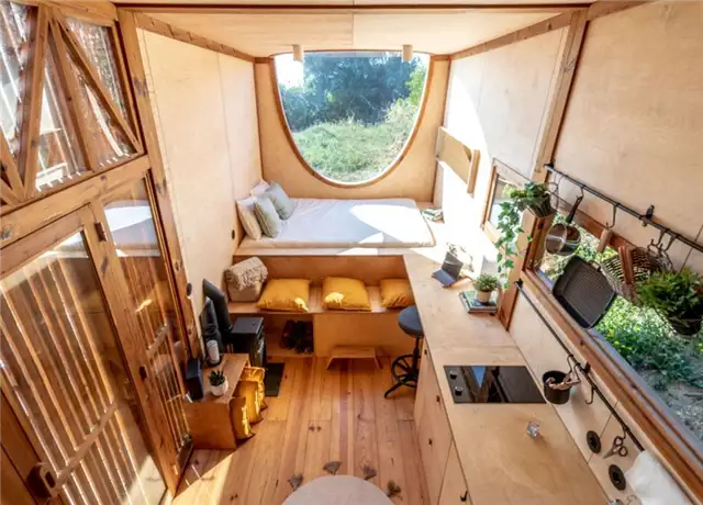Ursa Tiny on Wheels House in portugal by Madeiguincho - вид сверху на спальню