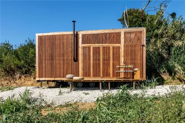Ursa Tiny on Wheels House in portugal by Madeiguincho - закрытый