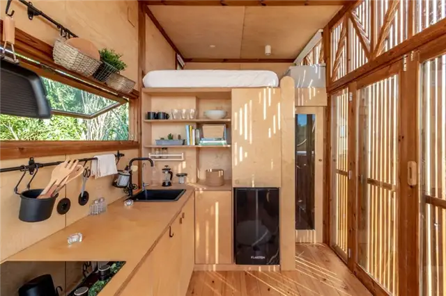 Ursa Tiny on Wheels House in portugal by Madeiguincho - кухня