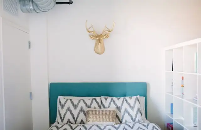 Cait Weingartner Chicago Studio Apartment Спальня
