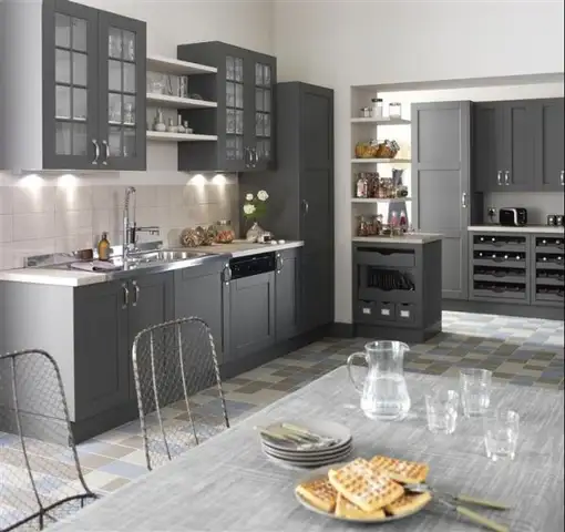 открытая кухня серого цвета