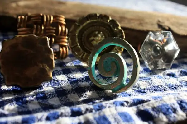 diy-vintage-necklace-holder4
