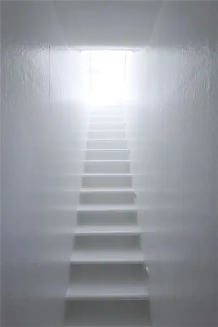 Узкая стена лестницы