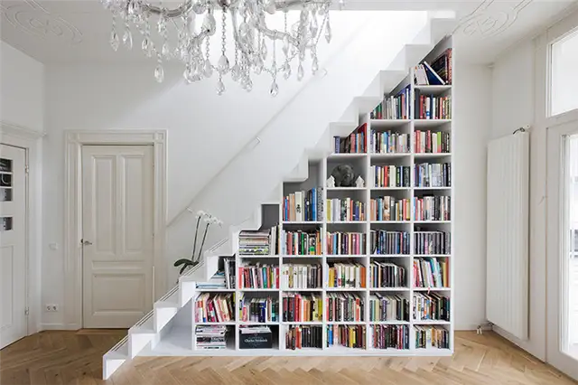 Дом в Амстердаме со встроенным книжным шкафом