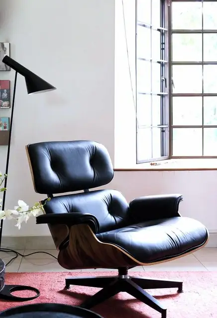 Исконно черный шезлонг Eames