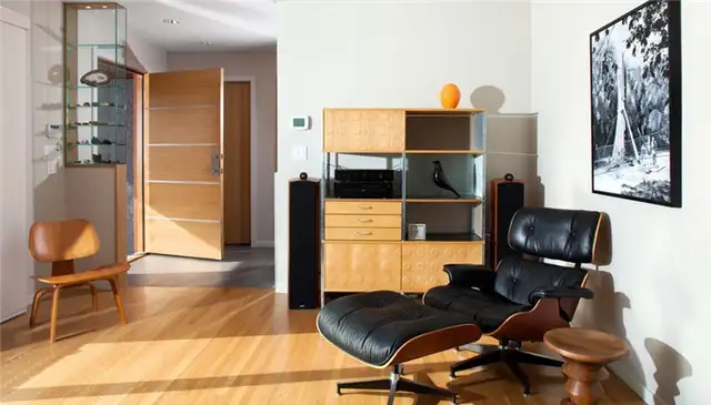 Дизайн гостиной в стиле mid century с креслом Eames Lounge Chair