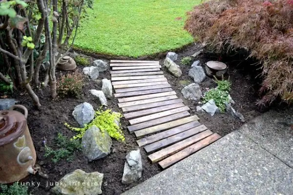 reclaimed-wood-pathway