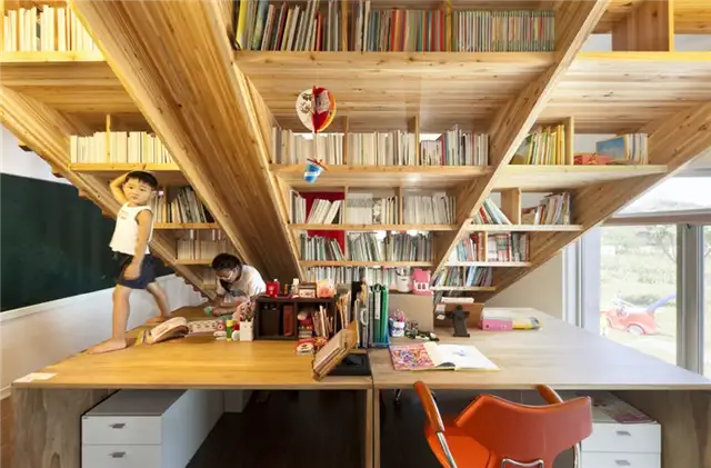 Panorama House с горкой для лестницы и книжной полкой от Moon Hoon - хранение